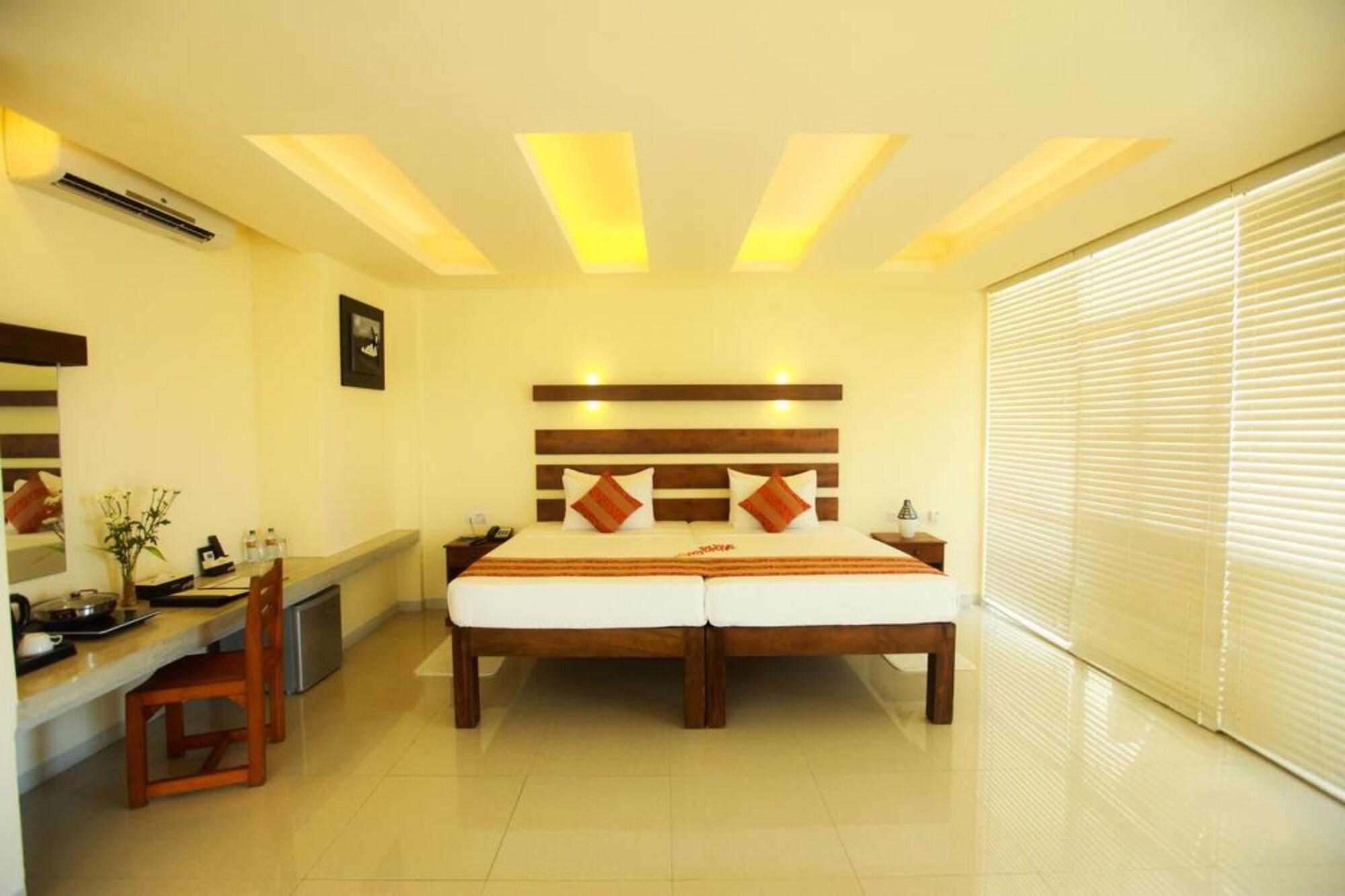 Beacon Beach Hotel Негомбо Екстериор снимка