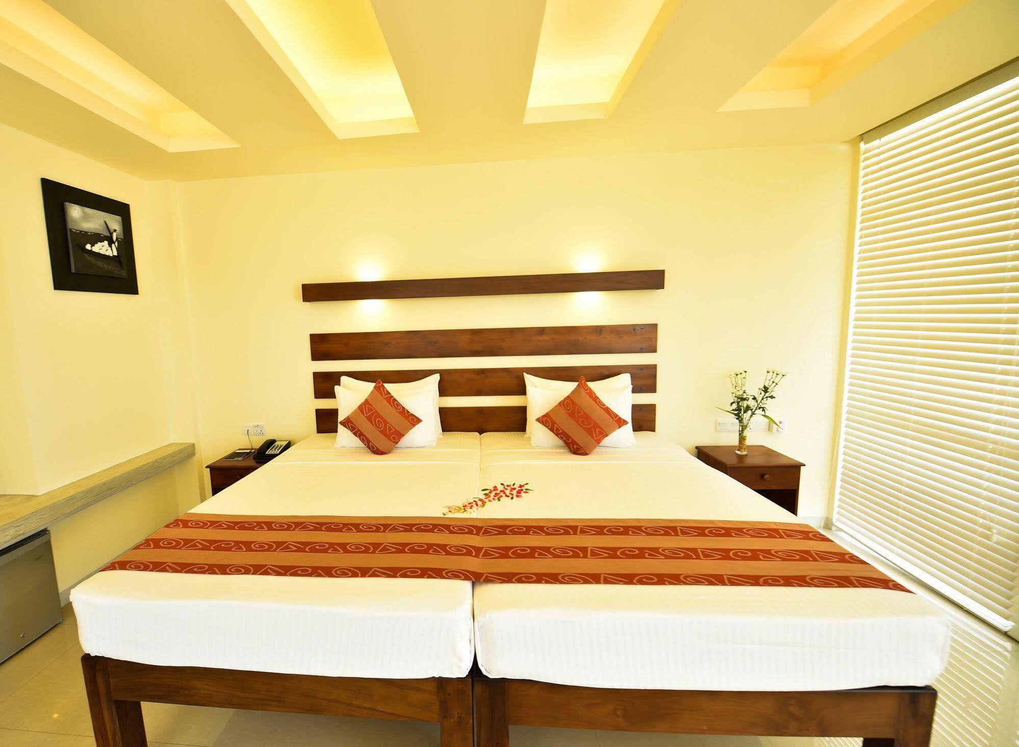 Beacon Beach Hotel Негомбо Екстериор снимка